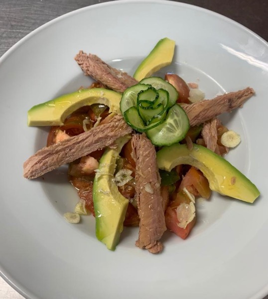 Tomate de temporada con aguacate y Melva