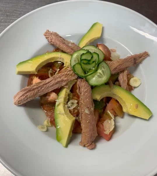 Tomate de temporada con aguacate y Melva