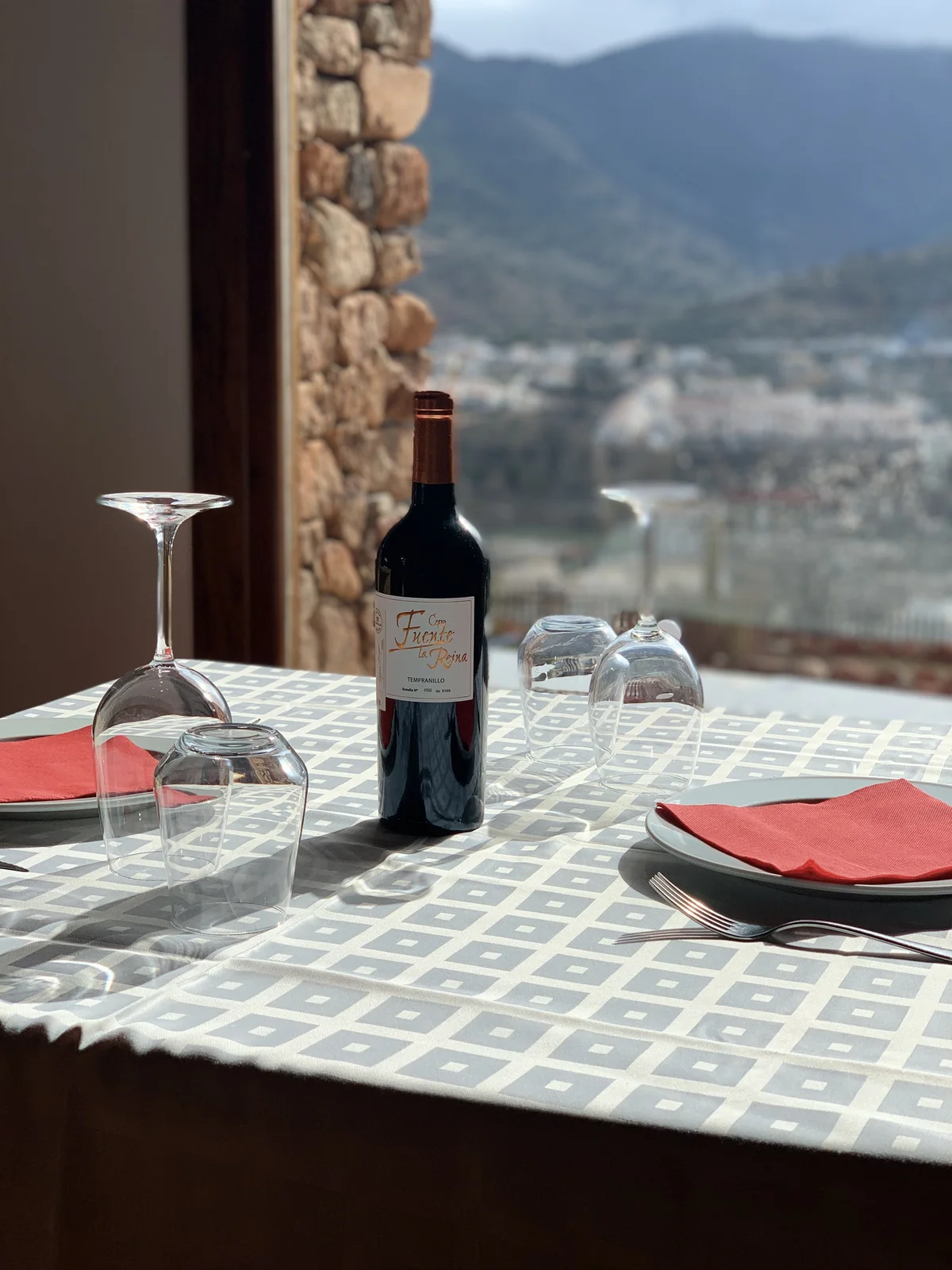 Mesa en terraza con vistas panorámicas a la sierra