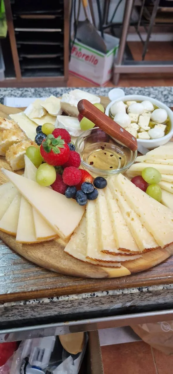 Degustación de Quesos con Miel y Mozzarella