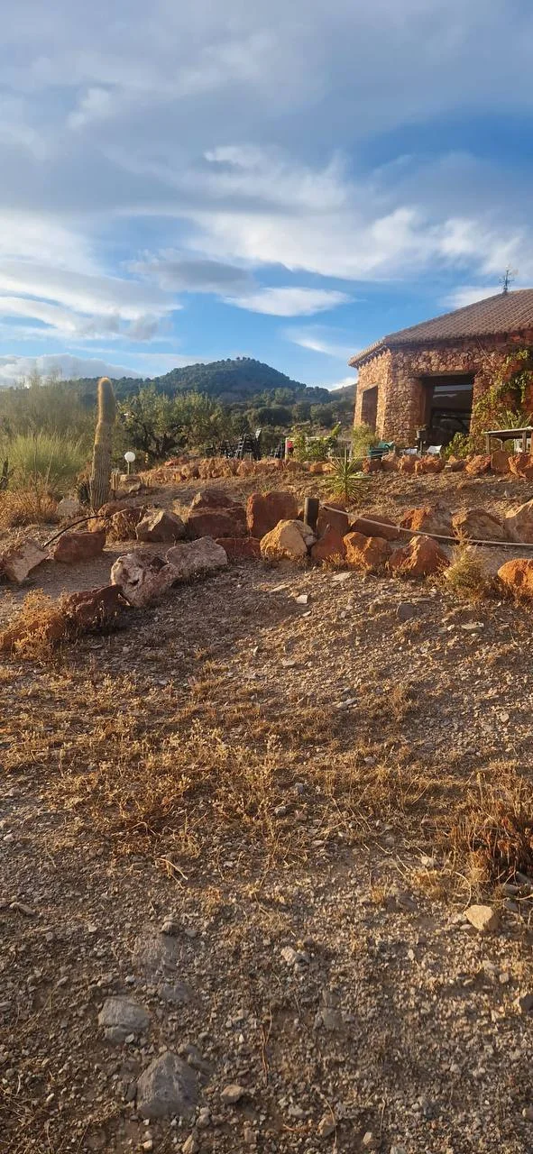 Fachada de Piedra Rústica y Sierra de Benecid