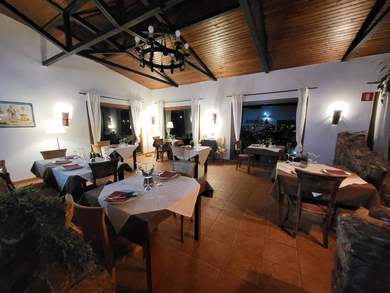 Comedor Principal y Techos de Madera